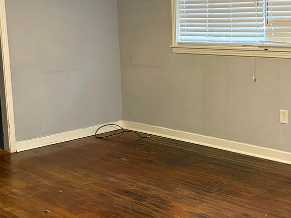 3rd image of 1904 Edwin Ave