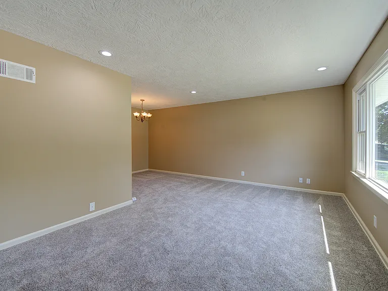 6604 N Campbell St — Photo 12