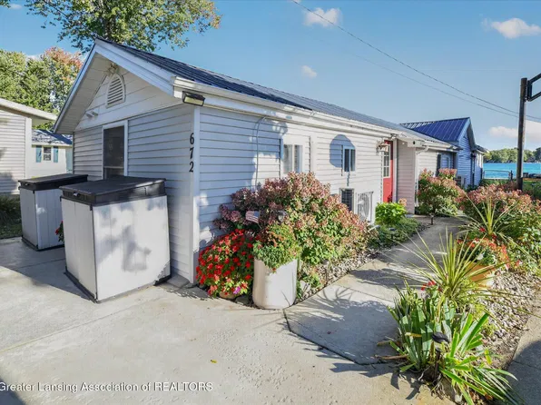 672 Lakeview Dr, Lake Odessa, MI 48849