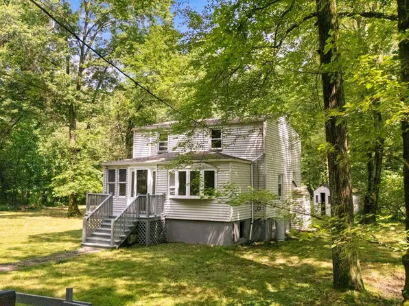 34 Clinton St, Fairfield, NJ 07004