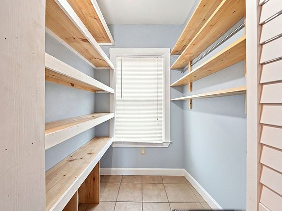 5th image of 107 Sylvan St