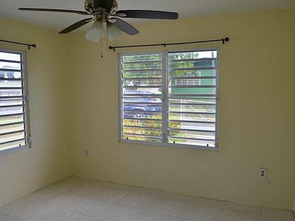 5th image of 394 Strawberry Hill Est #Qu