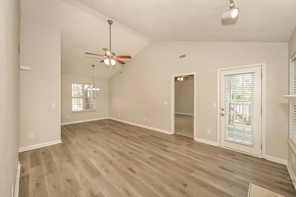 3 bed, 2.0 bath, 1143 sqft, $2,000 — Photo 4