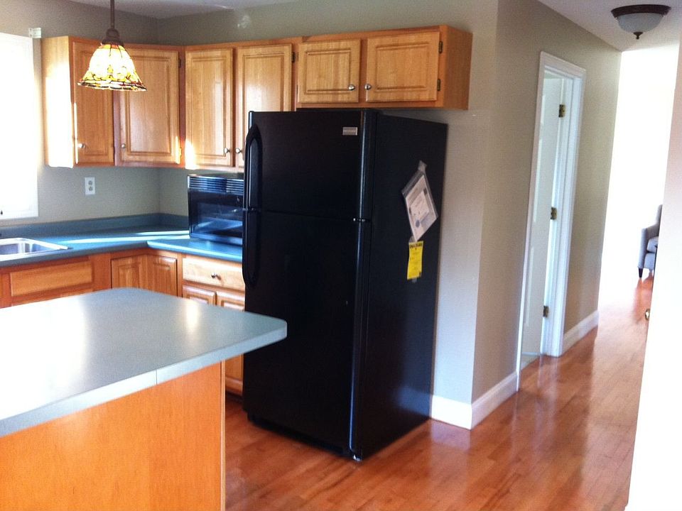 2nd image of 577 Poole St