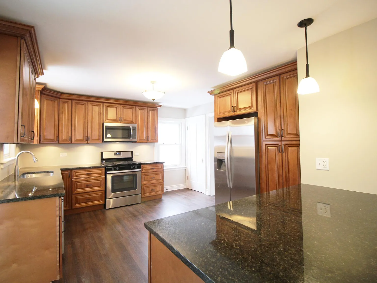 4 bed, 1936 sqft, $2,995 — Photo 2