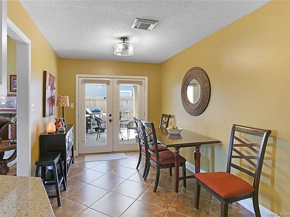 5th image of 1504 Jennifer St