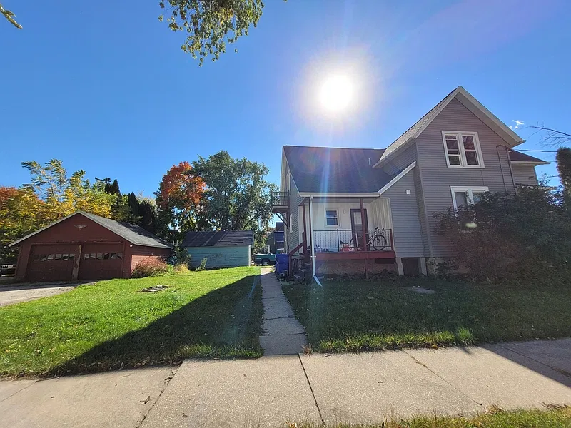 2 bed, 1.0 bath, $1,100 — Photo 1