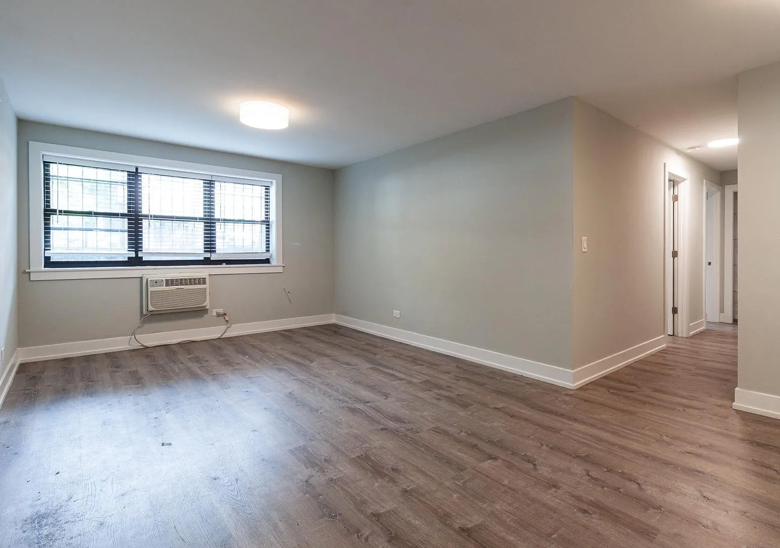 Charming 2 Bed Condo in Chicago | Updated Unit | Prime Location — Photo 1
