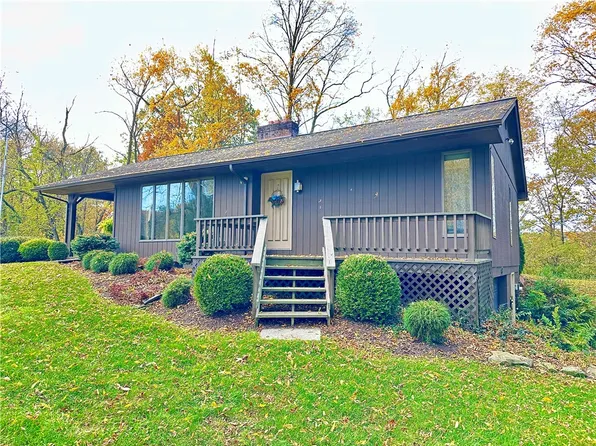 126 Pauls Hill Ln, New Castle, PA 16105