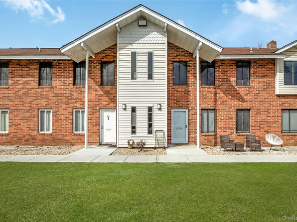 8 Cheyenne Court #8, Coram, NY 11727