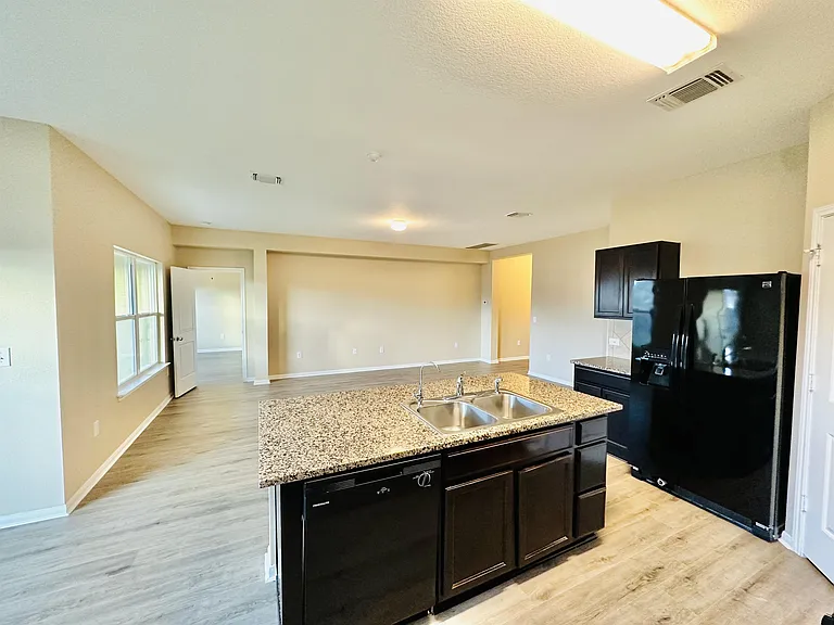 704 Silver Wing Dr — Photo 3