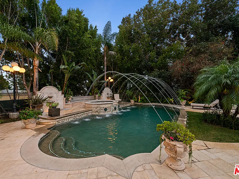 1021 N Crescent Dr — Photo 2