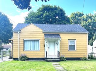 305 Ashwood Dr, Rochester, NY 14609