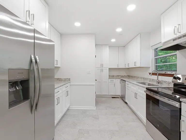945 Brynwood Ter — Photo 4