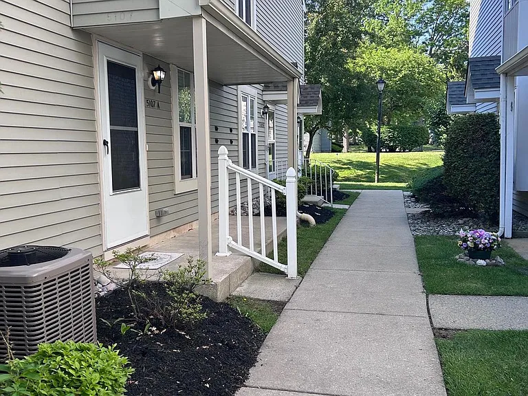 5107A Adelaide Dr — Photo 2