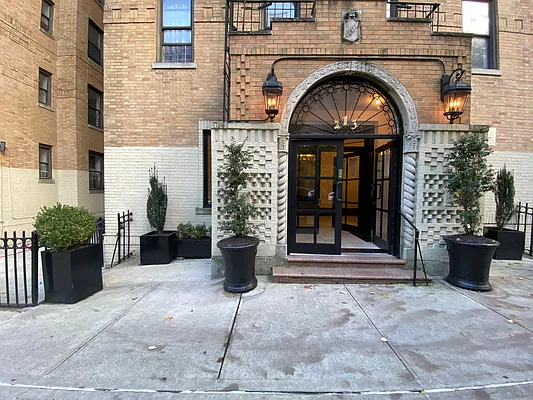 Rented by Sovereign Associates | media 33