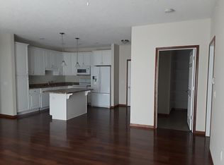 4700 Village Dr APT 104, Davenport, IA 52807