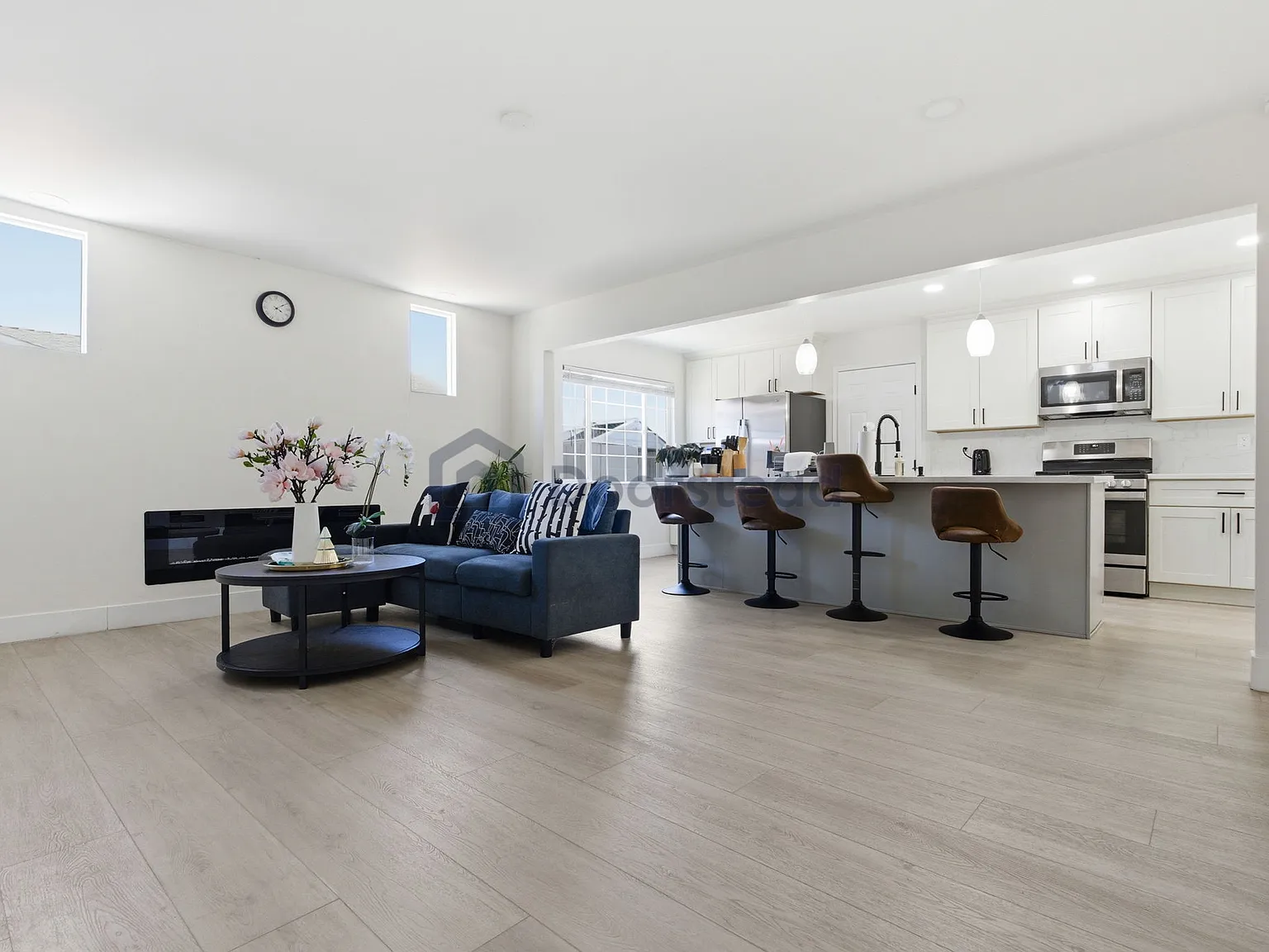 4 bed, 2.0 bath, 1400 sqft, $5,000 — Photo 4