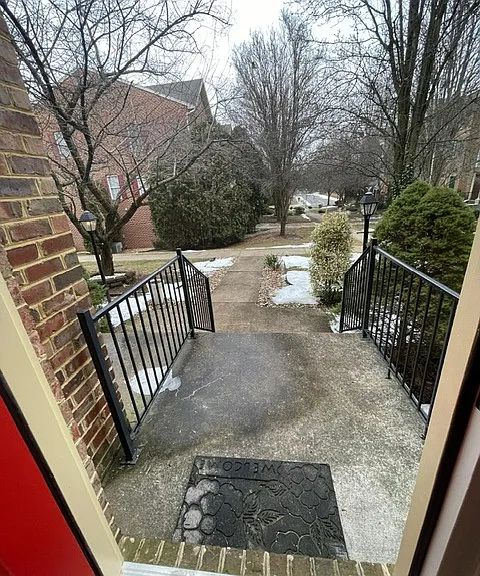 1123 Lindsay Ln — Photo 3