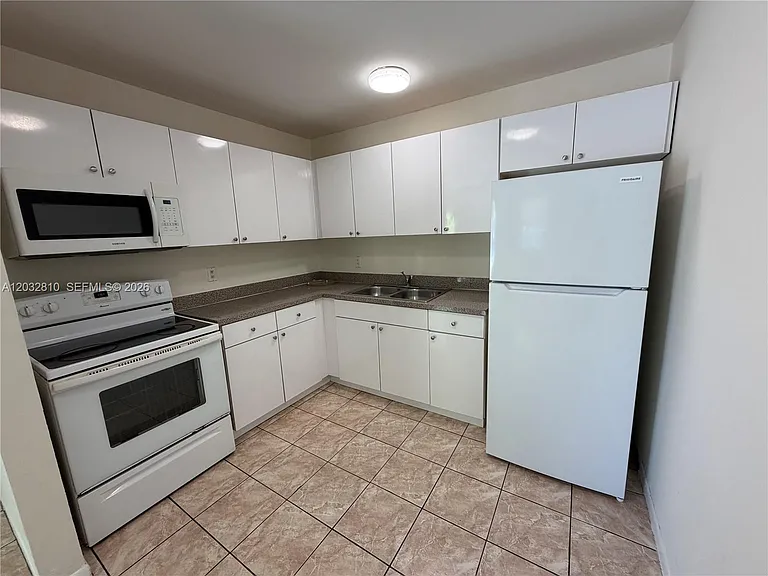 4801 SW 18th St #2 — Photo 1