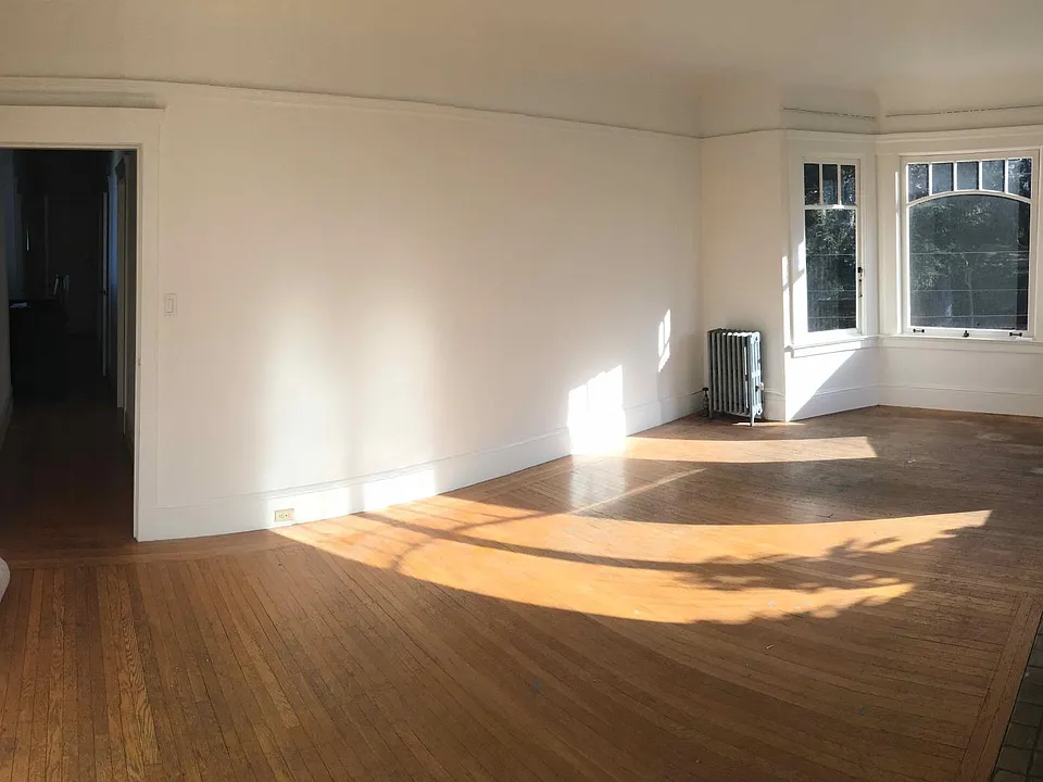 Livingroom, doorway to hall