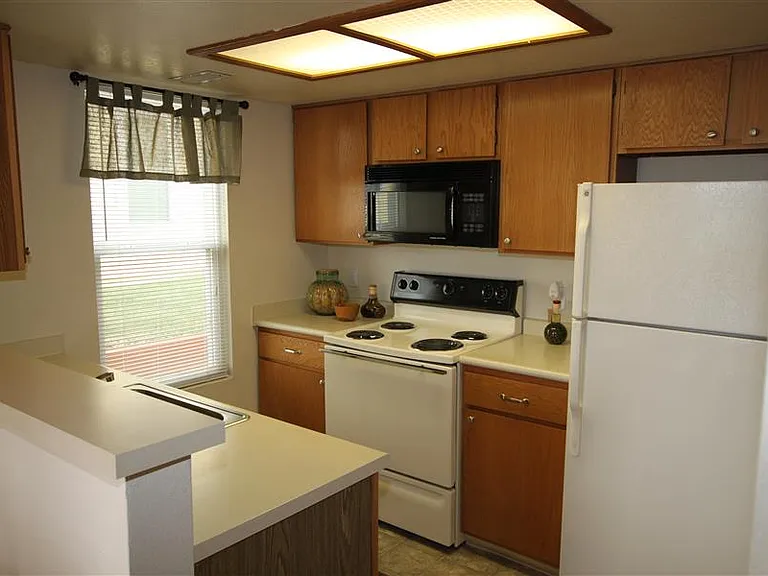 Eaglerock Village Apartments — Photo 34
