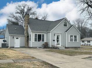 431 E 6th St, Flora, IL 62839