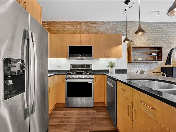 3rd image of 1118 W Fulton St #202