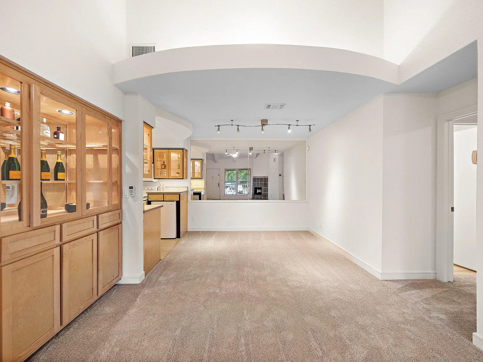 2 bed, 1014 sqft, $1,695 — Photo 3