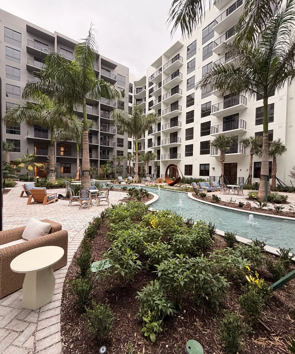 1 bed, 734 sqft, $2,462 — Photo 1