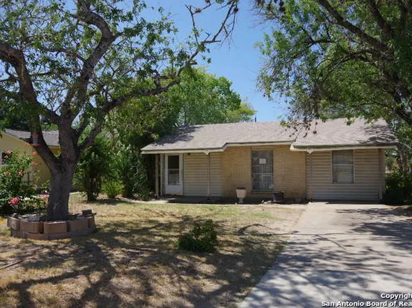 602 CROCKETT ST, Pleasanton, TX 78064