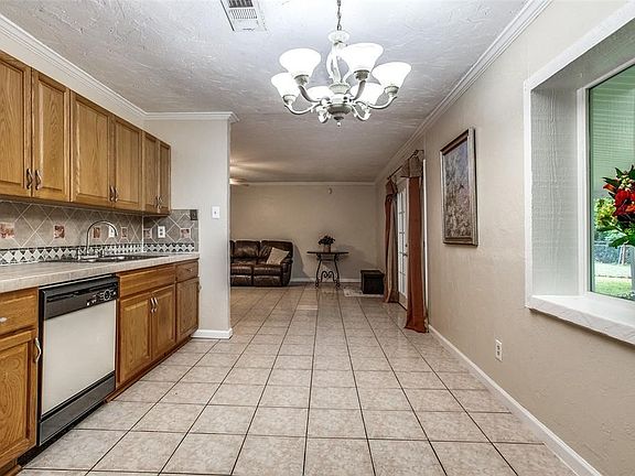 4th image of 2833 Santa Monica Dr