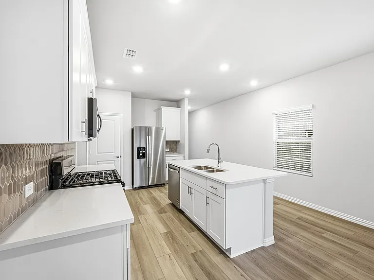 523 Blanton St — Photo 5