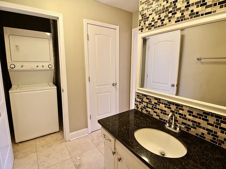 Plaza 44 Apartments — Photo 13