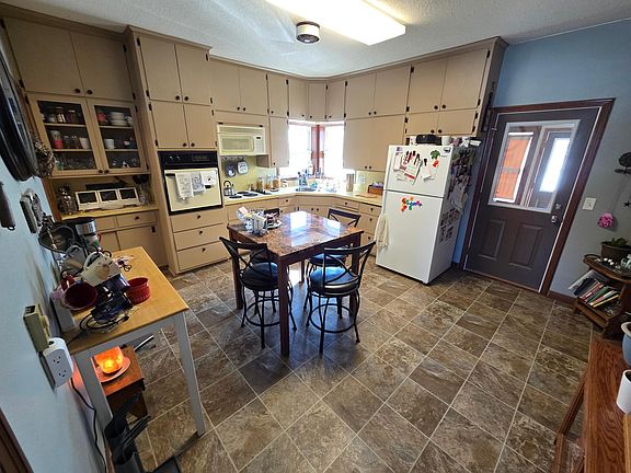 3rd image of 507 Main St E