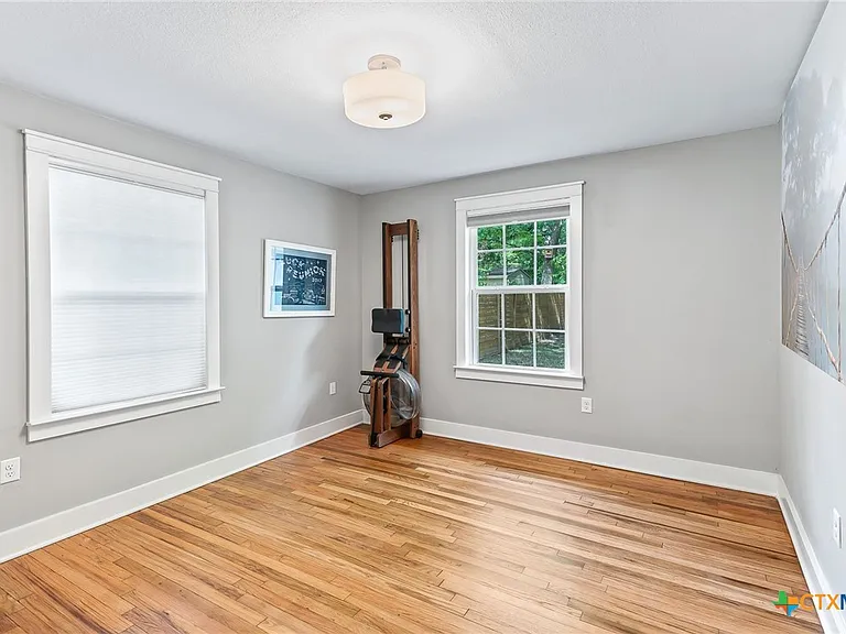 2404 Oak Crest Ave — Photo 17