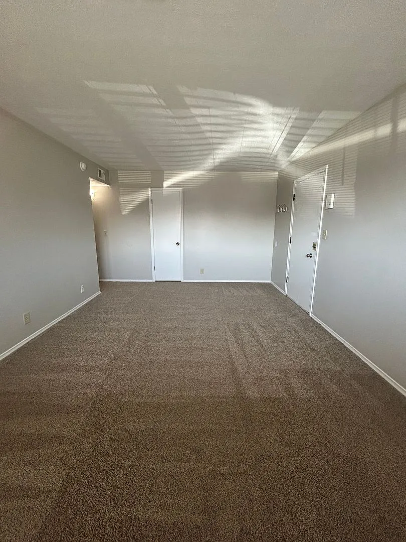 Century House Apts. (915 N. 48th Ave.) — Photo 4