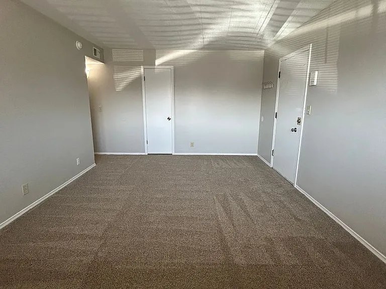 915 N 48th Ave — Photo 3