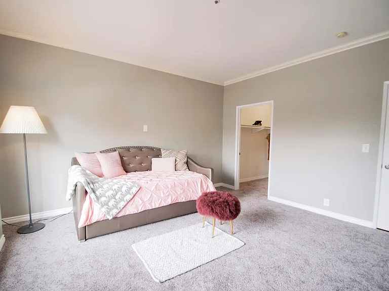 Golden Oaks Apartments — Photo 9