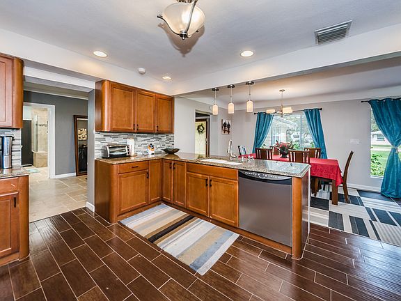5th image of 7046 Hibiscus Ave S