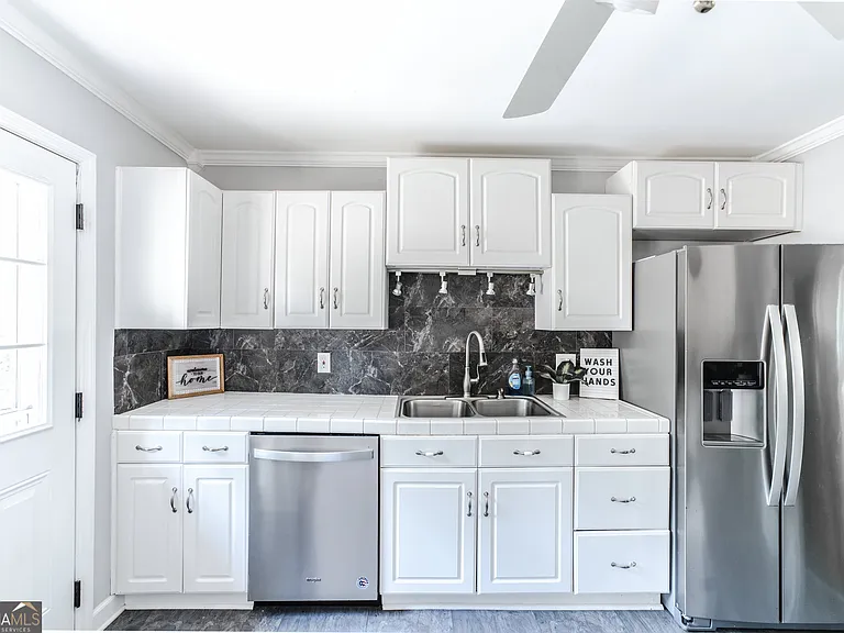 302 E Valley Rd NE — Photo 21