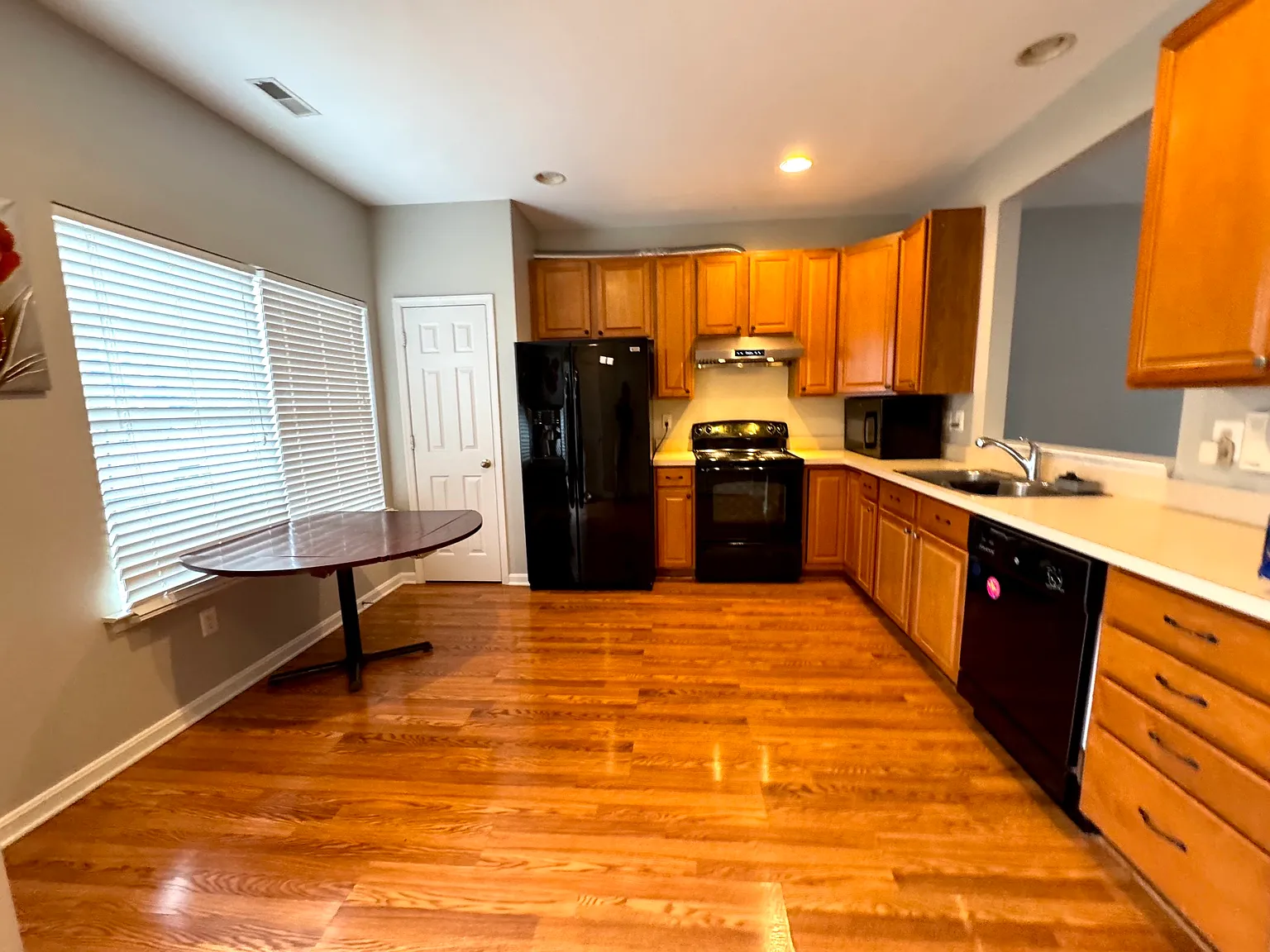 3 bed, 1.5 bath, 1240 sqft, $1,650 — Photo 2