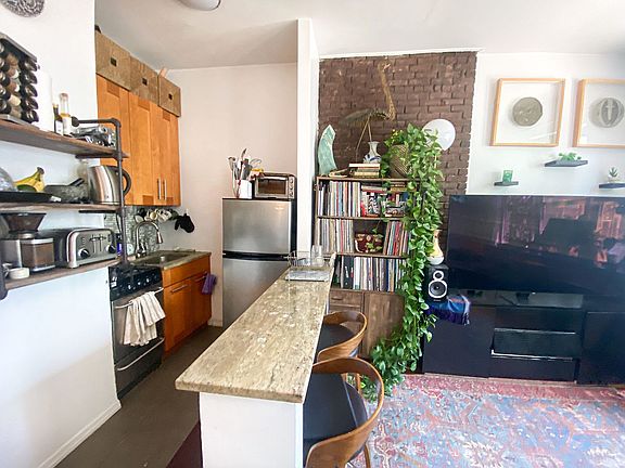 4th image of 205 E 14th St APT 1A