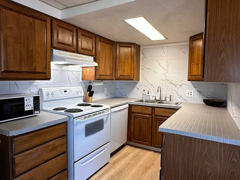 405 NE Bridgeton Rd — Photo 5