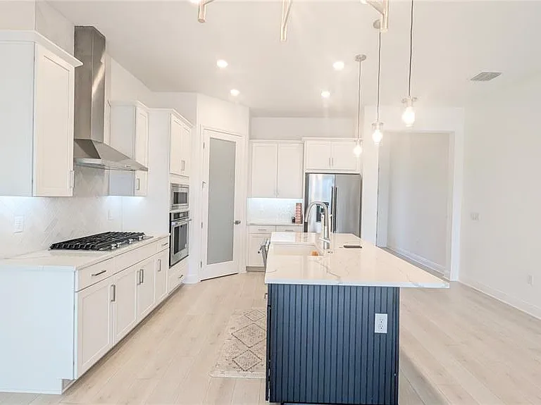 15614 Vetta Dr — Photo 5