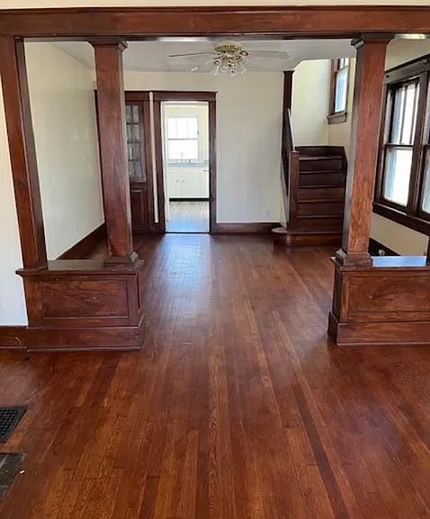 910 Bowen St — Photo 2