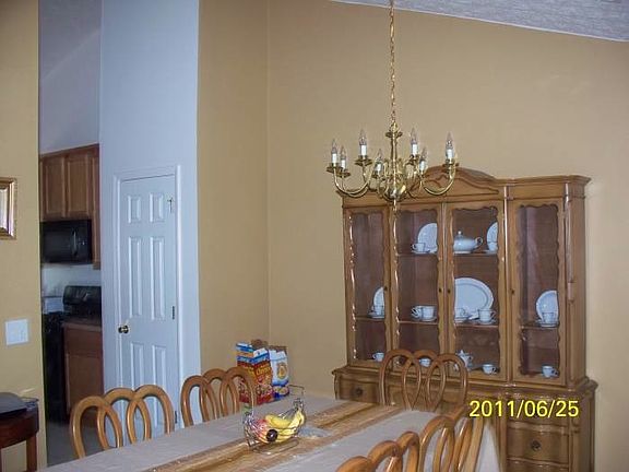 4th image of 1073 Hawthorn Ln