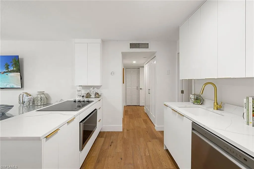 2 bed, 2.0 bath, 732 sqft, $14,000 — Photo 3