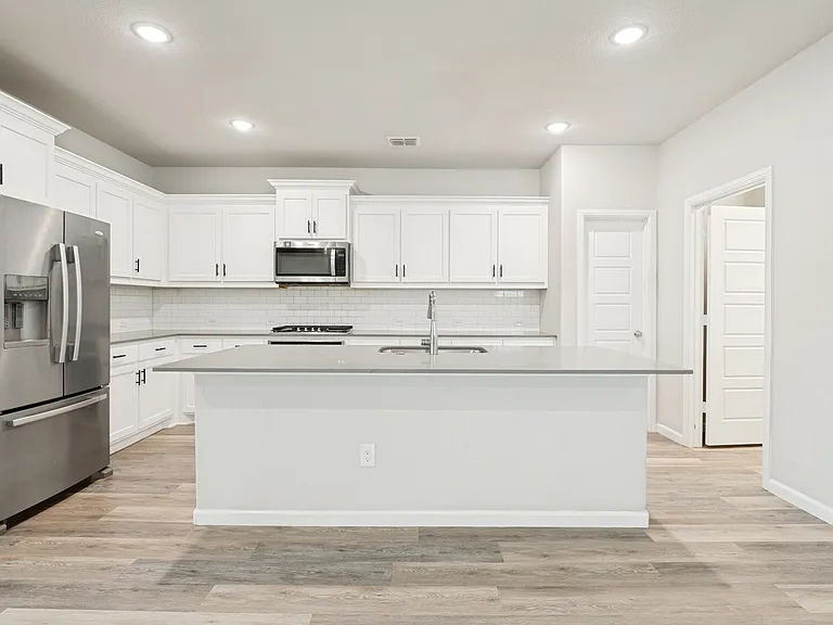 4709 Mayflower Dr — Photo 7