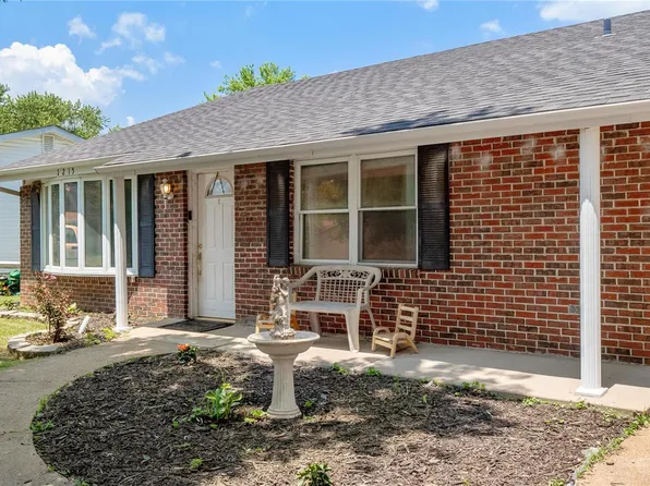 1215 Birch St, Pacific, MO 63069